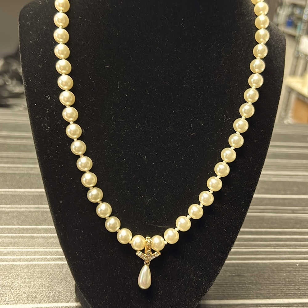 Roman necklace faux pearls with pendant.